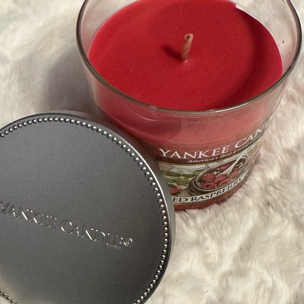 Yankee Candle: Red Raspberry Scented Candle ✨ - Picture 2 of 3
